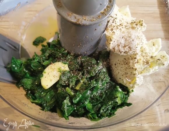 Переложить в чашу блендера, добавить творожный сливочный сыр, соль и перец. Пробить до однородности.