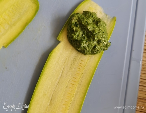 На край кабачка выложить начинку и свернуть в рулетик.