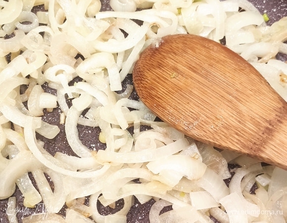 Лук обжарить на сливочном масле до золотистой корочки.