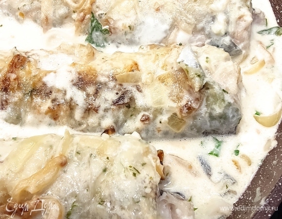 Подавать рыбу со свежей зеленью и соусом!