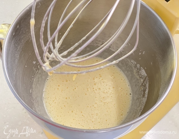 Яйца взбить с сахаром в пышную массу.