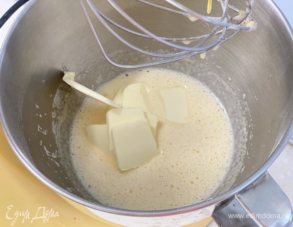 Добавить размягченное сливочное масло и взбить до объединения.