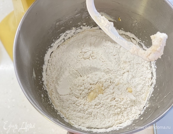 Затем добавить муку и соду, замесить довольно густое тесто.