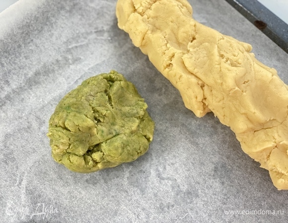 В одну часть теста я добавила чай матча для зеленого цвета.