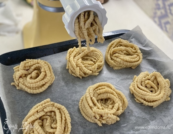 Теперь пропустить тесто через мясорубку и сформировать его в виде гнезд.