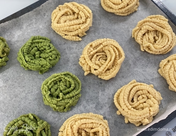 Выпекать при 180°C 25–30 минут. Следите, чтобы они сильно не подрумянивались. При необходимости во время выпекания накрыть фольгой (блестящей стороной вверх).