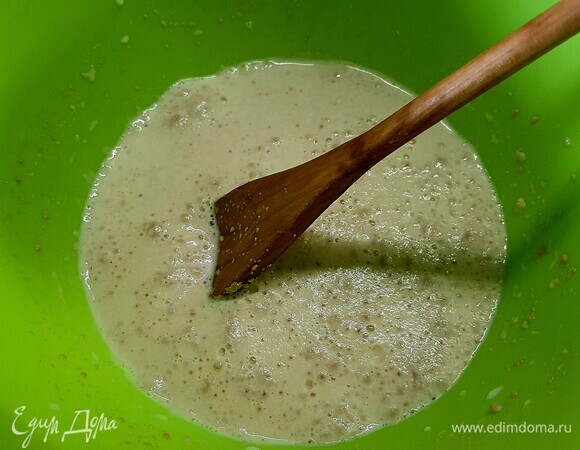 В теплом молоке растворить сахар и дрожжи. оставить до появления пенной шапочки.