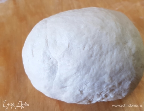 В мучную смесь влить молоко с дрожжами и вымесить эластичное тесто. Оставить в теплом месте на 1 час, чтобы тесто поднялось.