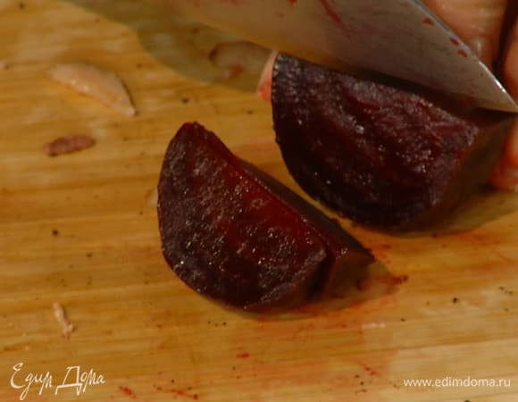 В разогретой духовке запечь до готовности 3–4 свеклы, затем почистить их и нарезать дольками.