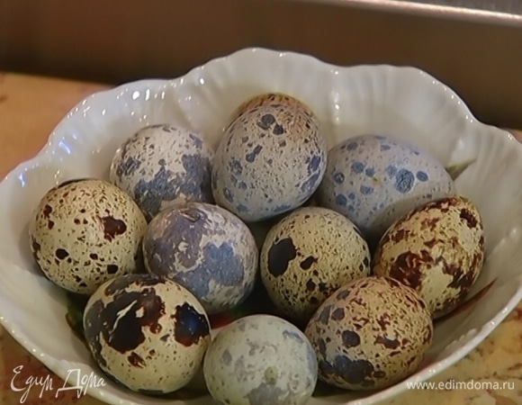 Яйца отварить вкрутую и почистить.