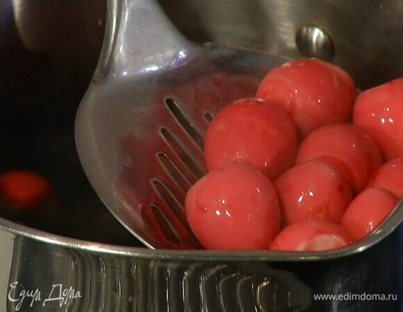 Из оставшихся двух свекл выжать сок, слегка подогреть его в небольшой кастрюле, а затем опустить в него яйца.