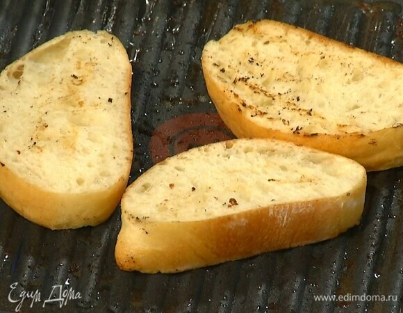 Хлеб обжарить на разогретой сковороде-гриль, затем порвать руками на крутоны.