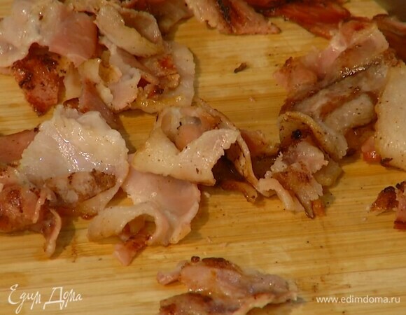 Копченую грудинку обжарить на сковороде-гриль до появления румяных полосок, переложить на бумажное полотенце, чтобы удалить излишки жира, а затем нарезать небольшими полосками.