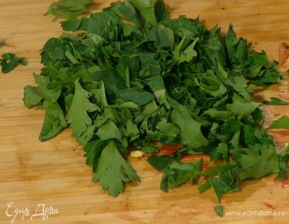 Петрушку и укроп мелко порубить.