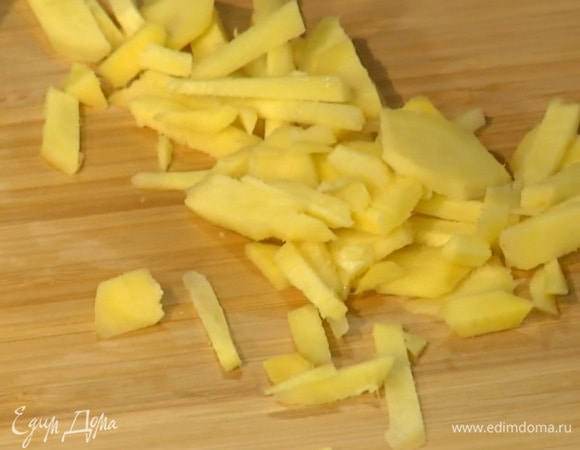 Имбирь почистить и нарезать маленькими кусочками.