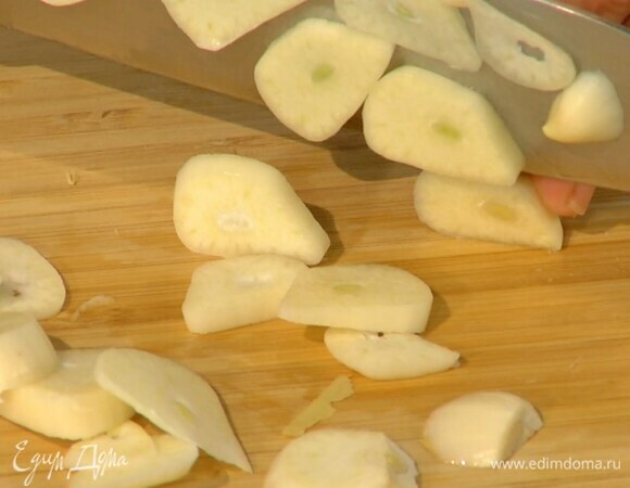 Чеснок почистить и нарезать пластинками.