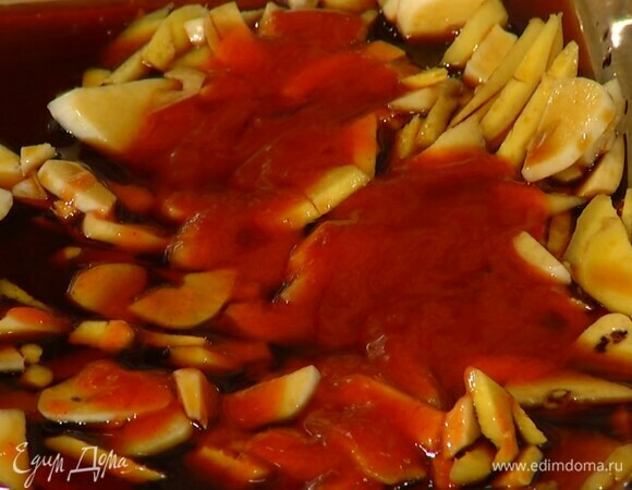 В форму для выпечки выложить имбирь и чеснок, добавить пасту чили, соевый соус, мирин и все перемешать.