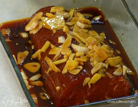 Мясо комнатной температуры выложить в форму с маринадом и оставить на сутки в холодильнике или на 3–4 часа при комнатной температуре, периодически переворачивая его или поливая маринадом.