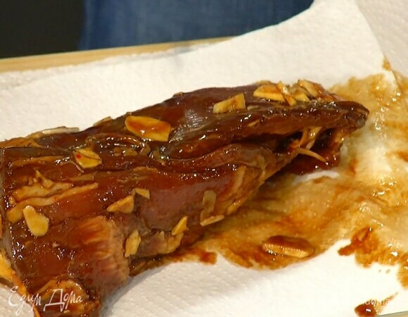 Замаринованное мясо вынуть из формы и промокнуть бумажным полотенцем.