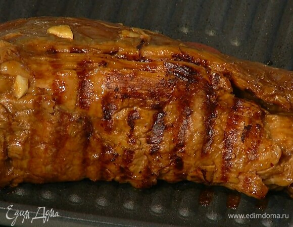 Разогреть сковороду-гриль и обжаривать мясо со всех сторон по 3–4 минуты до появления румяных полосок.