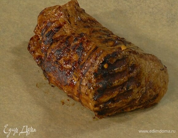Переложить мясо на противень, выстеленный бумагой для выпечки, и запекать в разогретой духовке 40–50 минут до нужной степени прожарки.