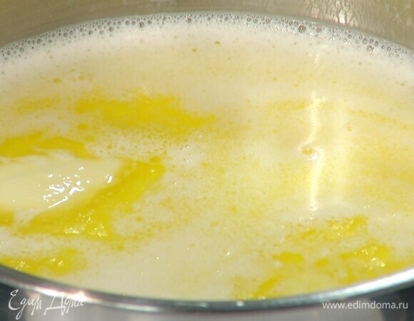 Молоко влить в кастрюлю, добавить 100 г сливочного масла и прогреть так, чтобы масло растопилось.