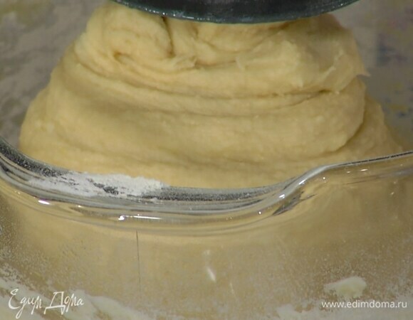 Всыпать в чашу комбайна 700 г муки, дрожжи, 2 ст. ложки сахара и соль, добавить яйца, ванильный экстракт, влить теплое молоко с маслом и вымешать все крюком для теста.