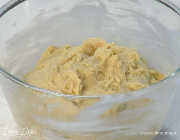 Глубокую миску смазать 1 ст. ложкой сливочного масла, переложить в нее тесто, накрыть смоченном в горячей воде и отжатым полотенцем и оставить на 25–30 минут в теплом месте.