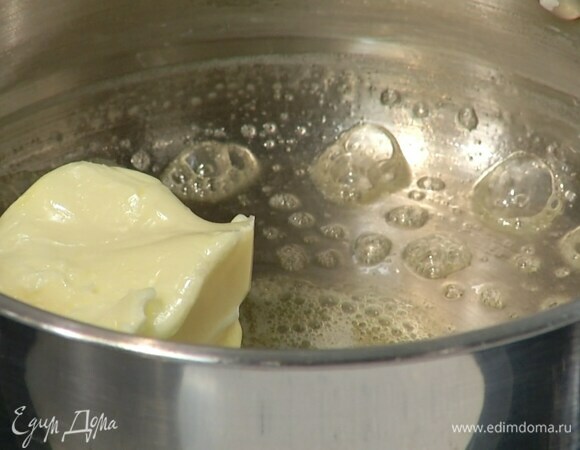 Оставшееся масло растопить в небольшой кастрюле.