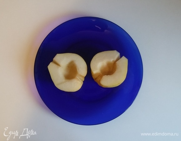 Грушу разрезать вдоль пополам. Удалить палочку и хвостик. Затем при помощи чайной ложки достать сердцевину.