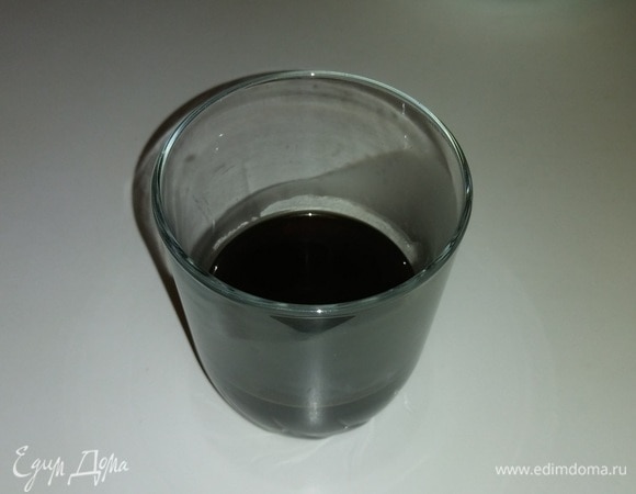 Вылить горячий кофе в стакан и добавить к нему рижский бальзам. Перемешать.