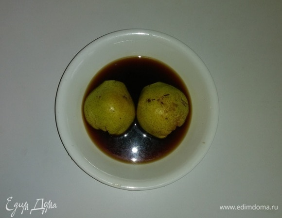 В глубокую тарелку налить кофе с рижским бальзамом и положить срезом вниз половинки груши. Оставить на 2 часа.