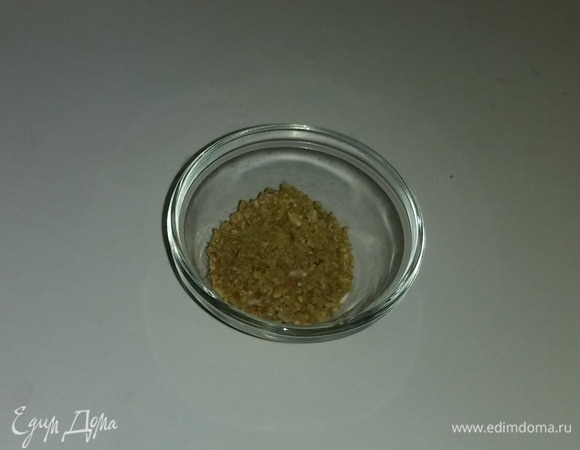 Затем измельчить при помощи стакана до состояния мелкой крошки.