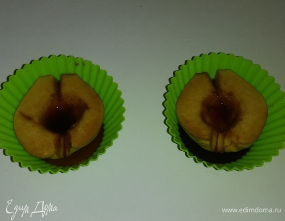 Спустя 2 часа берем формочки для запекания. Наливаем в них по 2 ст. л. смеси кофе с бальзамом, которой пропитывались половинки груши. Затем кладем каждую срезом вверх и поливаем еще 1 ст. л. кофе с бальзамом.