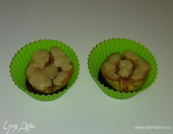 Затем каждую половинку груши смазываем медом. Я использовала цветочный мед, но вы можете взять любой другой.