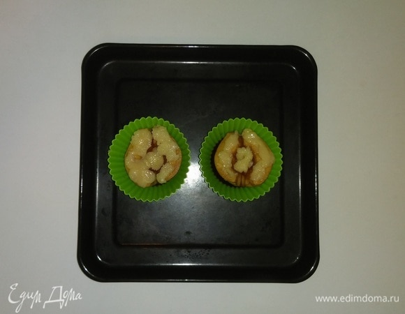 Разогреваем духовку до 185°C и ставим в нее противень на 45 минут. За 5 минут до конца приготовления достаем противень из духовки. Посыпаем половинки груши измельченными семечками и ставим обратно в духовку.