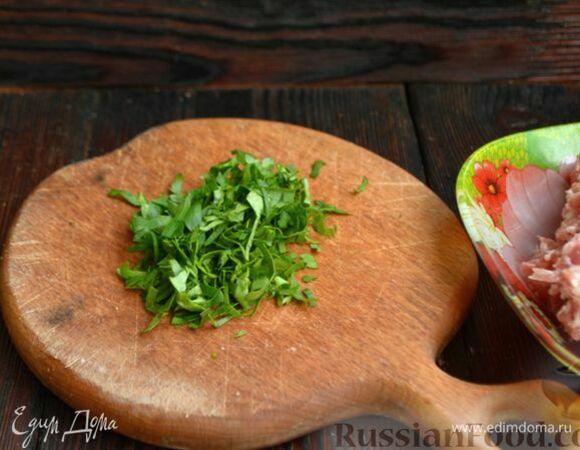 Свежую петрушку измельчите острым ножом.