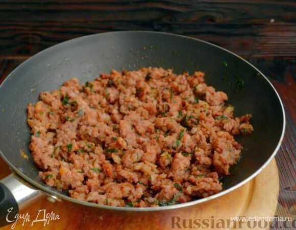 Мясо немного уменьшится в объеме (ужарится), благодаря паприке, травам и чесноку приобретет очень красивый цвет.