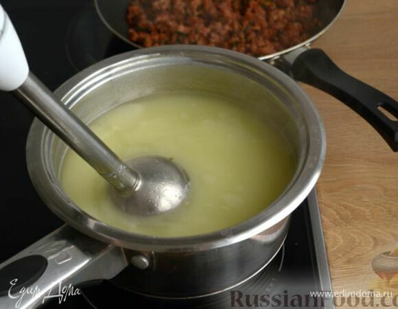 Готовый картофель измельчите в отваре в пюре. Можно использовать для этого погружной блендер.