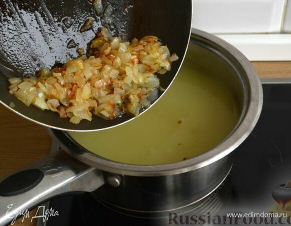 Добавьте обжаренные лук и чеснок, доведите до кипения и варите 2–3 минуты.