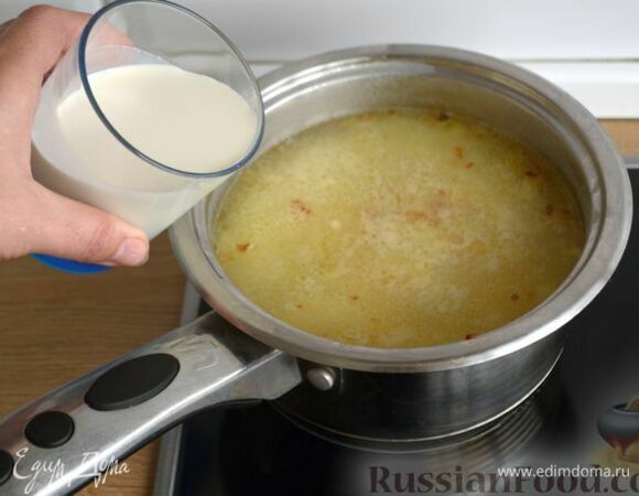 Далее в кастрюлю влейте сливки, доведите до кипения и варите еще 5 минут.