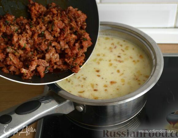 После этого выложите в кастрюлю фарш, добавьте соль по вкусу и варите еще 10 минут.