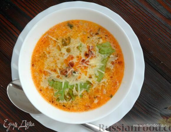 Сыр натрите на мелкой терке. Разлейте суп по порционным тарелкам, выложите в каждую тарелку по половине листа салата латук и по 1/2 ст. л. натертого сыра.