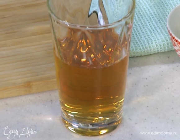 Виноградный сок влить в сотейник и прогреть, не доводя до кипения, затем всыпать желатин, перемешать и дать постоять, пока он полностью не растворится.