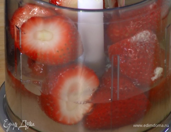 У клубники удалить хвостики, несколько штук оставить для украшения, остальные взбить в блендере вместе с сахаром и 150 мл воды.