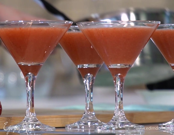 Получившуюся смесь разлить по коктейльным бокалам, оставшуюся клубнику нарезать половинками и выложить сверху. Поставить желе застывать в холодильник на 2 часа.