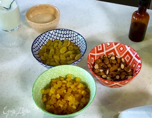 Изюм заранее замочить в роме.