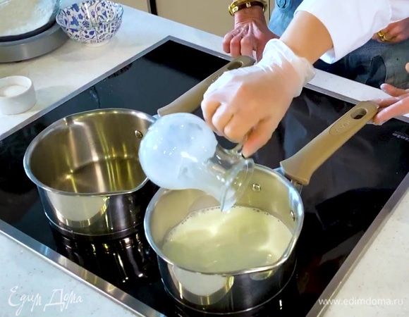 В сотейнике довести до кипения 210 мл молока, перелить его в чашу комбайна, всыпать 70 г муки, соль и вымешать.