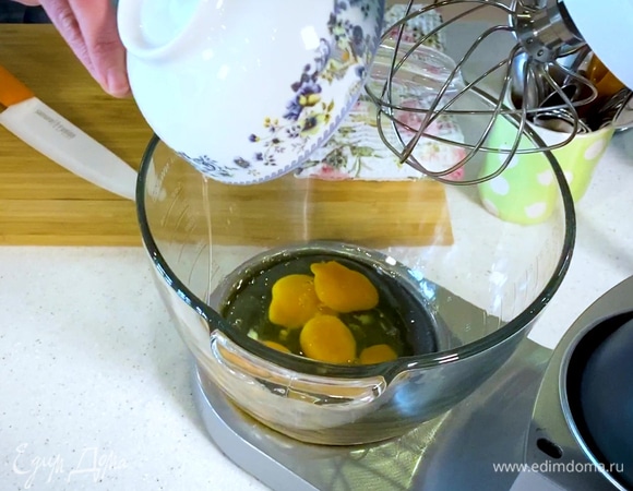 Яйца и 200 г сахара взбить.