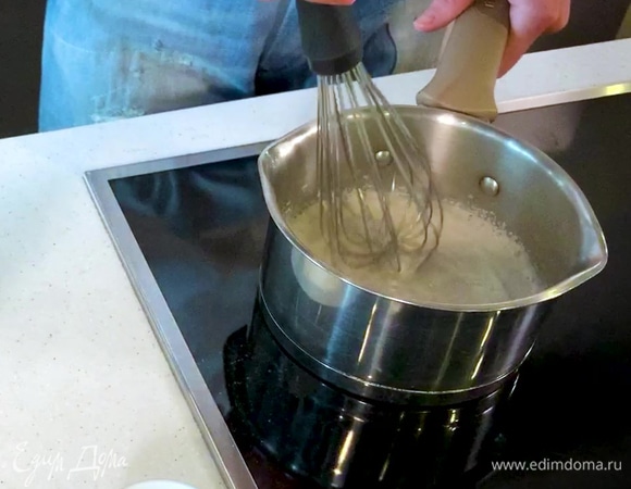 Приготовить опару: 180 мл молока подогреть, так чтобы оно было теплым, всыпать дрожи, 15 г сахара и, непрерывно перемешивая венчиком, заварить.